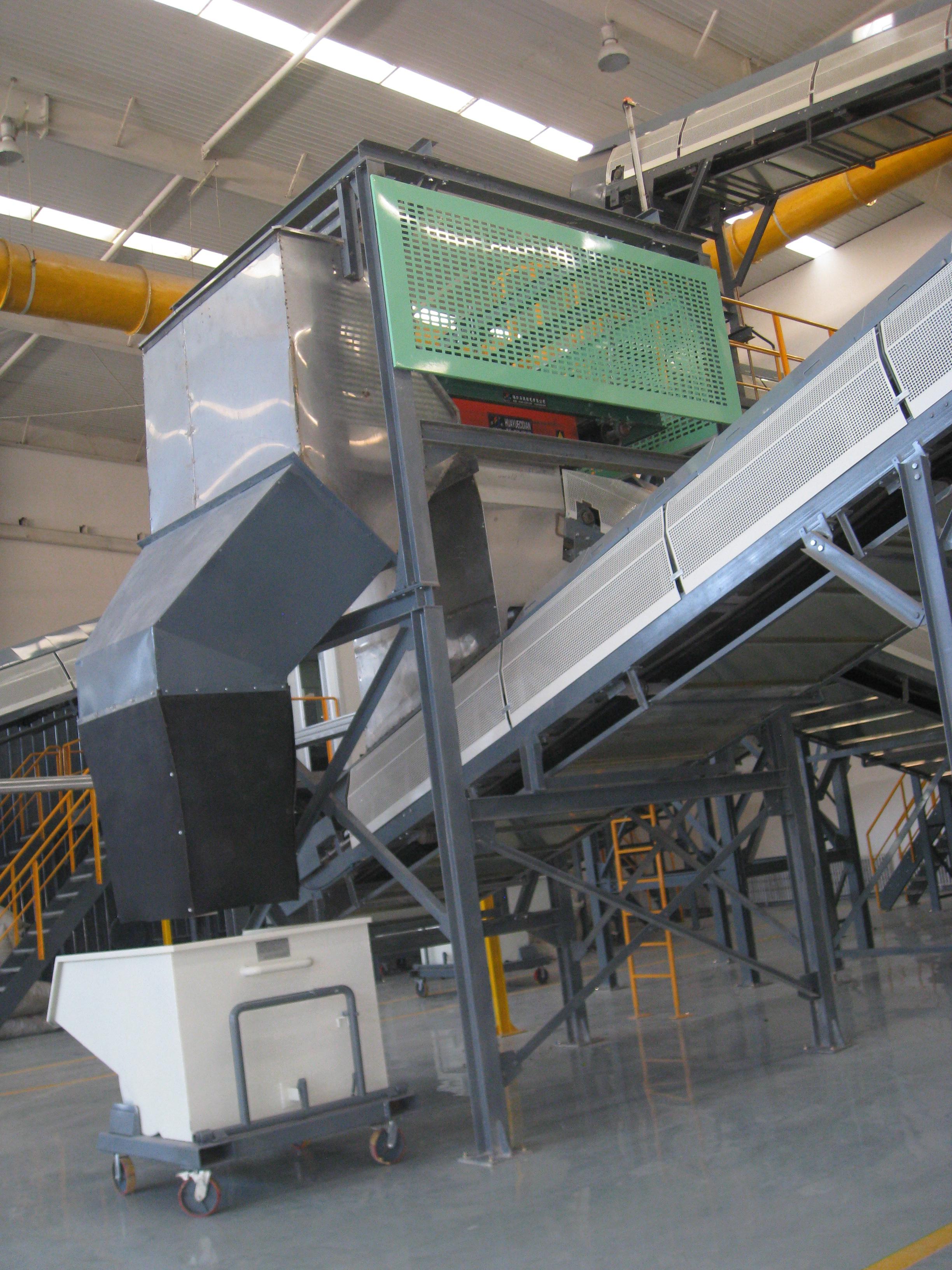 懸掛式磁選機(jī)(圖1) 懸掛式磁選機(jī)(圖1)